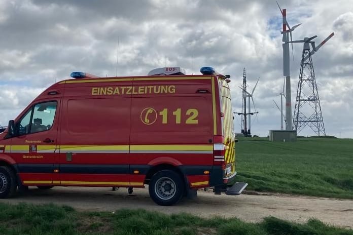 Das beschädigte Windrad: Die Feuerwehr fürchtet, es könnten Teile herabstürzen.