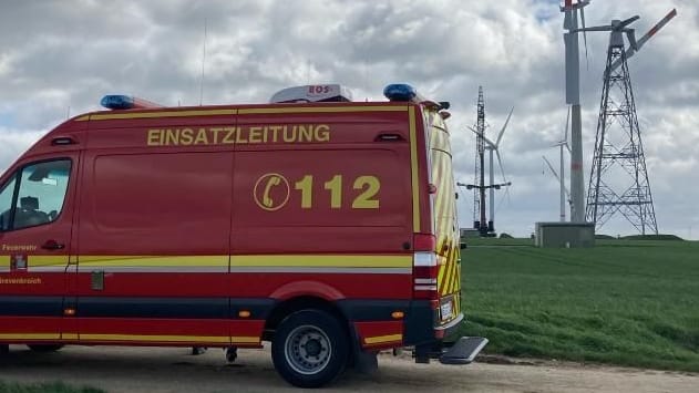 Das beschädigte Windrad: Die Feuerwehr fürchtet, es könnten Teile herabstürzen.