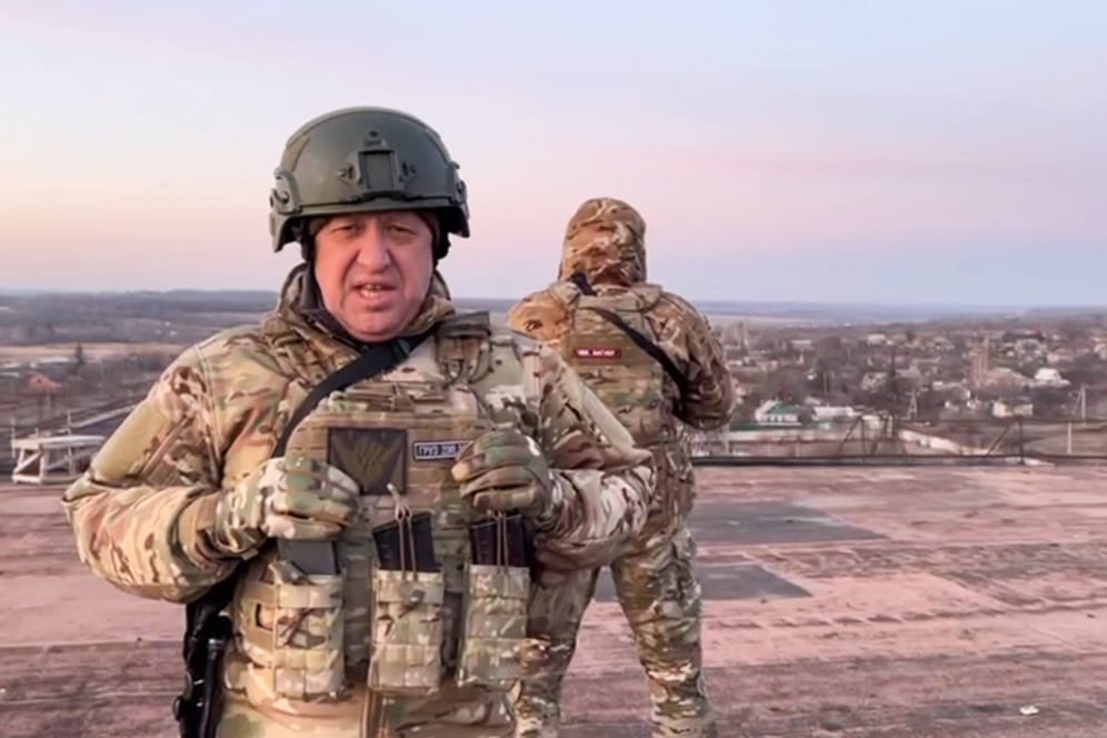 Jewgeni Prigoschin in einem Video, offenbar in der Ostukraine: Der Wagner-Chef hat Putin mit dem Rückzug seiner Truppe gedroht.