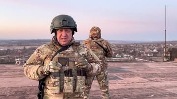 Jewgeni Prigoschin in einem Video, offenbar in der Ostukraine: Der Wagner-Chef hat Putin mit dem Rückzug seiner Truppe gedroht.