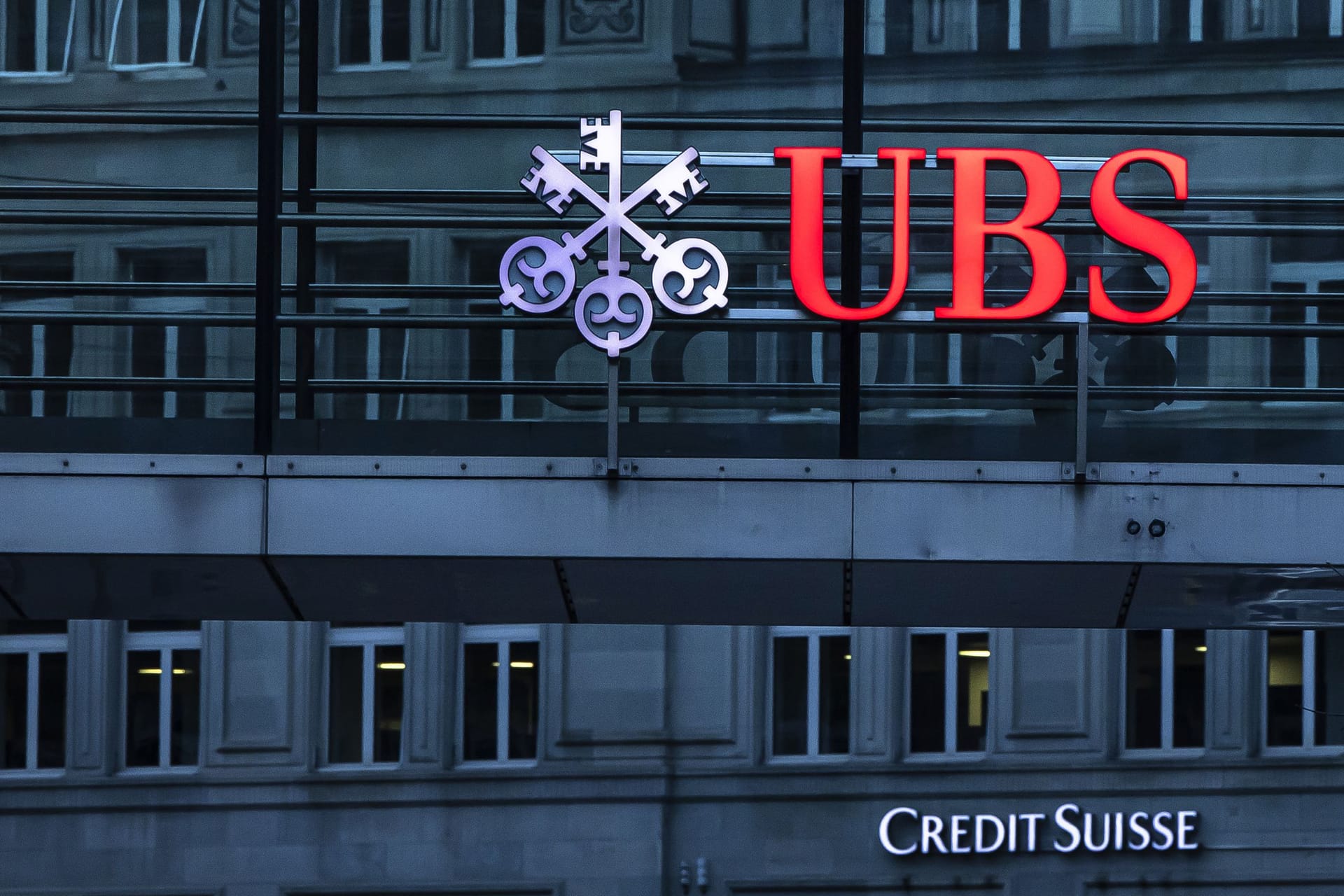 Die Logos der Schweizer Banken Credit Suisse und UBS sind auf verschiedenen Gebäuden in Zürich zu sehen. Die deutlich größere UBS wird den kleineren Konkurrenten übernehmen. Die Logos der Schweizer Banken Credit Suisse und UBS sind auf verschiedenen Gebäuden in Zürich zu sehen. Die deutlich größere UBS wird den kleineren Konkurrenten übernehmen.