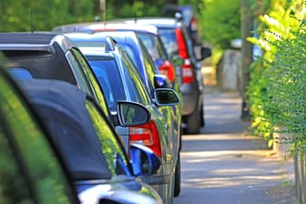 Aufgesetzt geparkte Autos in einer Straße (Symbolfoto): Der jahrelange Streit geht zur nächsten Instanz.