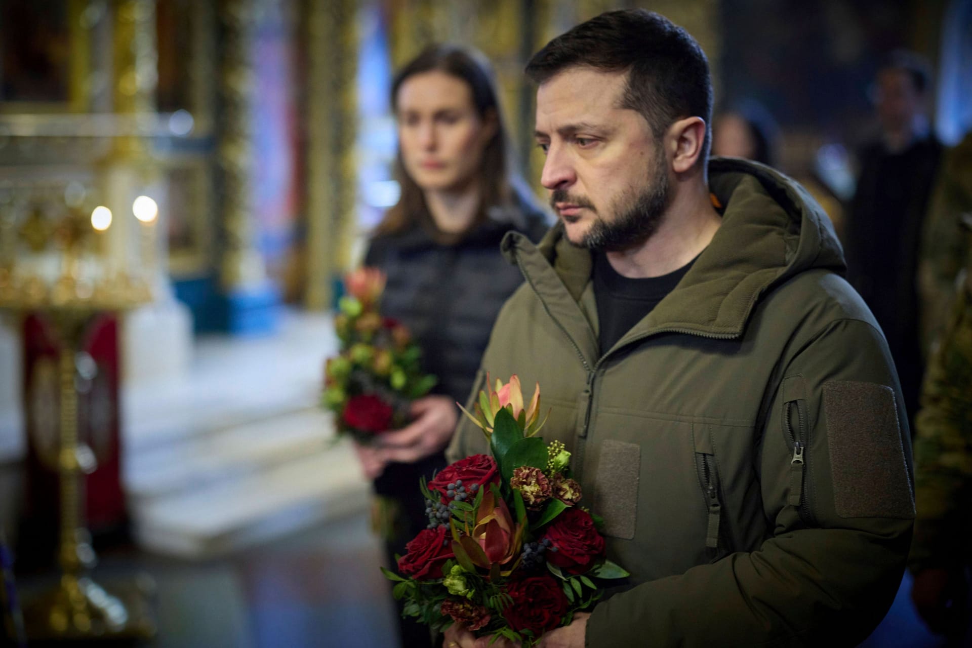 Präsident der Ukraine, Wolodymyr Selenskyj, und finnische Ministerpräsidentin, Sanna Marin: Sie erweisen dem Helden der Ukraine, dem gefallenen Kommandeur Dmytro Kotsiubailo die letzte Ehre.