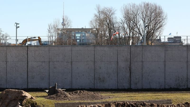 Blick auf die Baustelle des Erweiterungsbaus vom Bundeskanzleramt: Der Neubau soll mehrere Hundert Millionen Euro kosten.