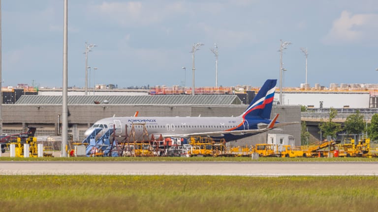 Der Airbus A320-214 der russischen Fluggesellschaft Aeroflot steht auf dem Flughafen München (Arhcivbild): Inzwischen ist eine Gebühr von 130.000 Euro für das geparkte Flugzeug fällig.