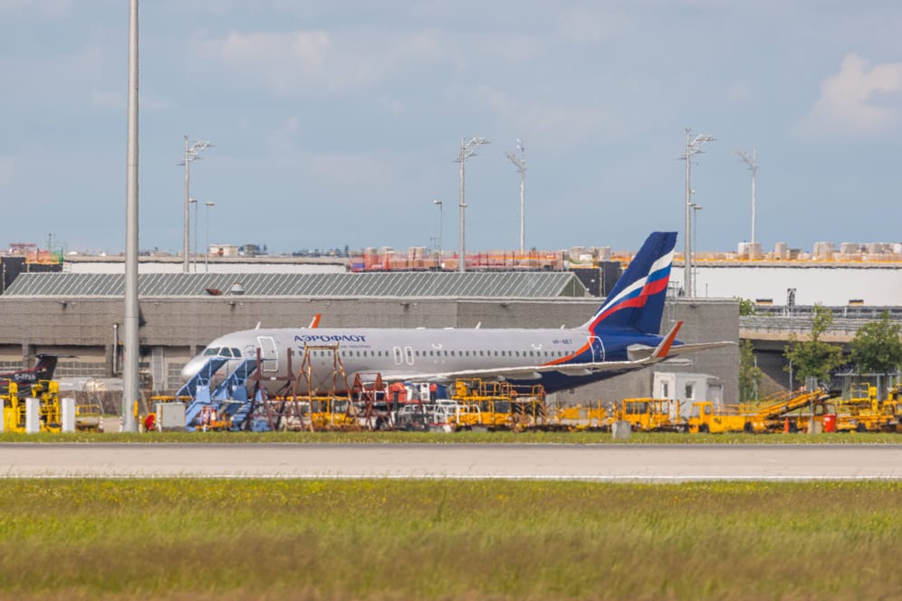 Der Airbus A320-214 der russischen Fluggesellschaft Aeroflot steht auf dem Flughafen München (Arhcivbild): Inzwischen ist eine Gebühr von 130.000 Euro für das geparkte Flugzeug fällig.