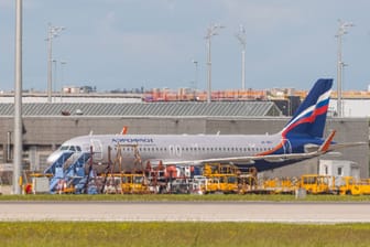 Der Airbus A320-214 der russischen Fluggesellschaft Aeroflot steht auf dem Flughafen München (Arhcivbild): Inzwischen ist eine Gebühr von 130.000 Euro für das geparkte Flugzeug fällig.