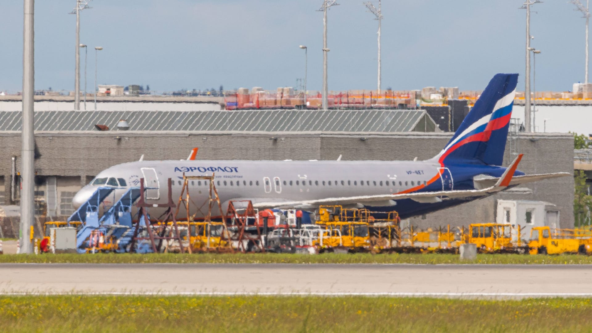 Der Airbus A320-214 der russischen Fluggesellschaft Aeroflot steht auf dem Flughafen München (Arhcivbild): Inzwischen ist eine Gebühr von 130.000 Euro für das geparkte Flugzeug fällig.