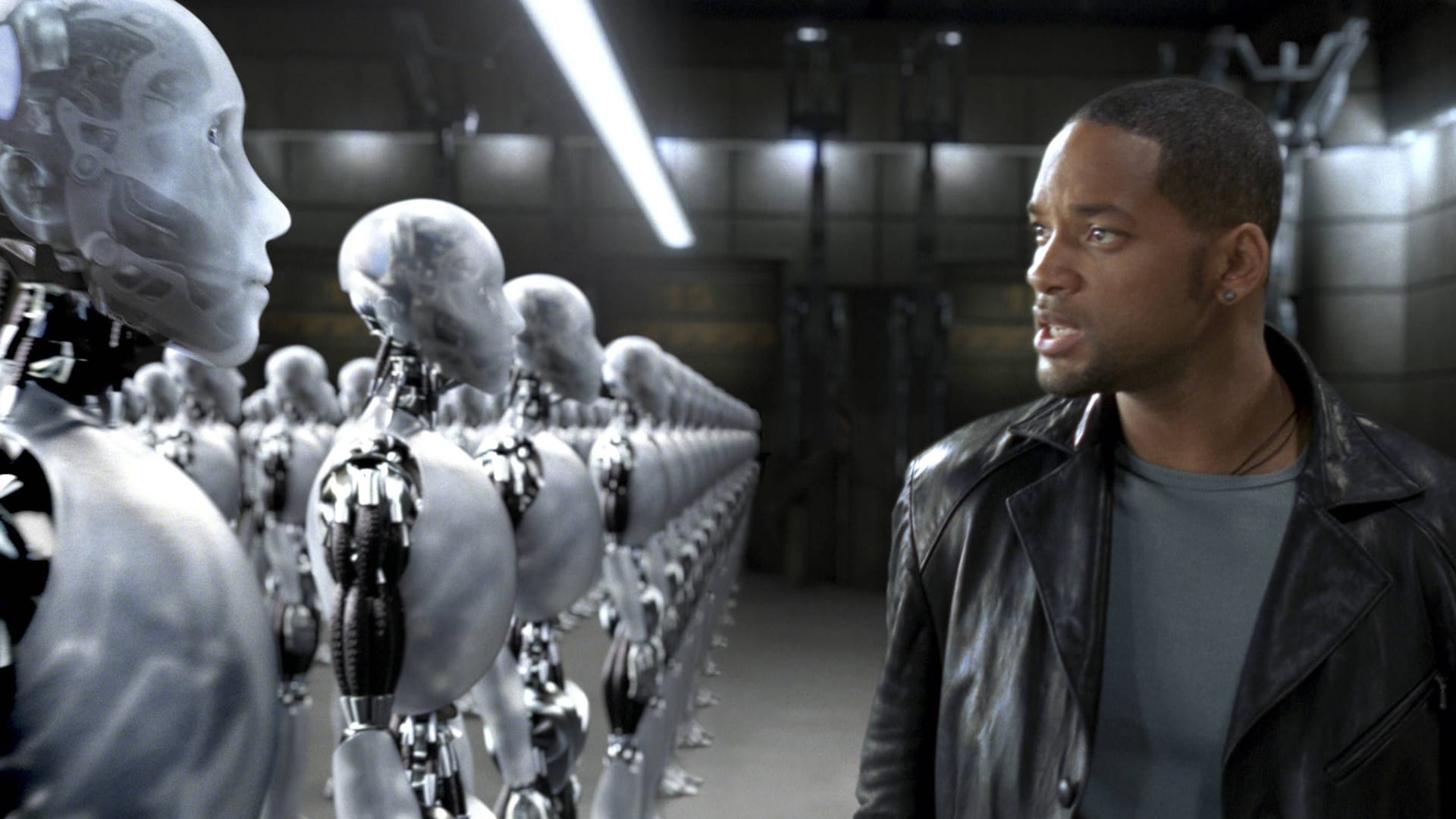 Im US-Film "I, Robot" aus dem Jahr 2004 mit Will Smith wenden sich Roboter plötzlich gegen die Menschen.