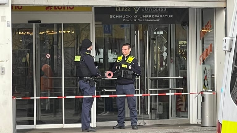 Im "Staaken-Center" in Berlin-Spandau endete ein Streit blutig: Das Einkaufszentrum bleibt geschlossen.