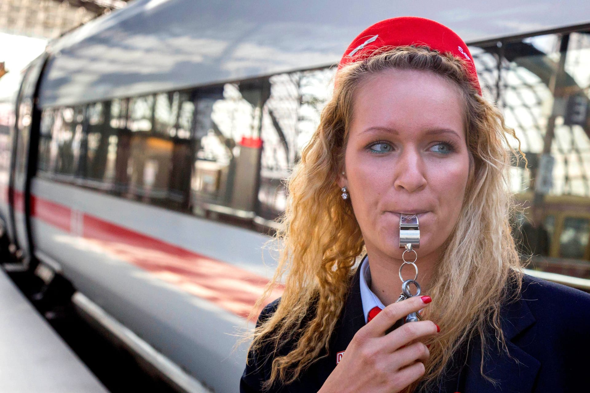 Eine Mitarbeiterin der Deutschen Bahn (Archivbild): Das Unternehmen wurde als besonders frauenfreundlich ausgezeichnet. Eine Mitarbeiterin der Deutschen Bahn (Archivbild): Das Unternehmen wurde als besonders frauenfreundlich ausgezeichnet.