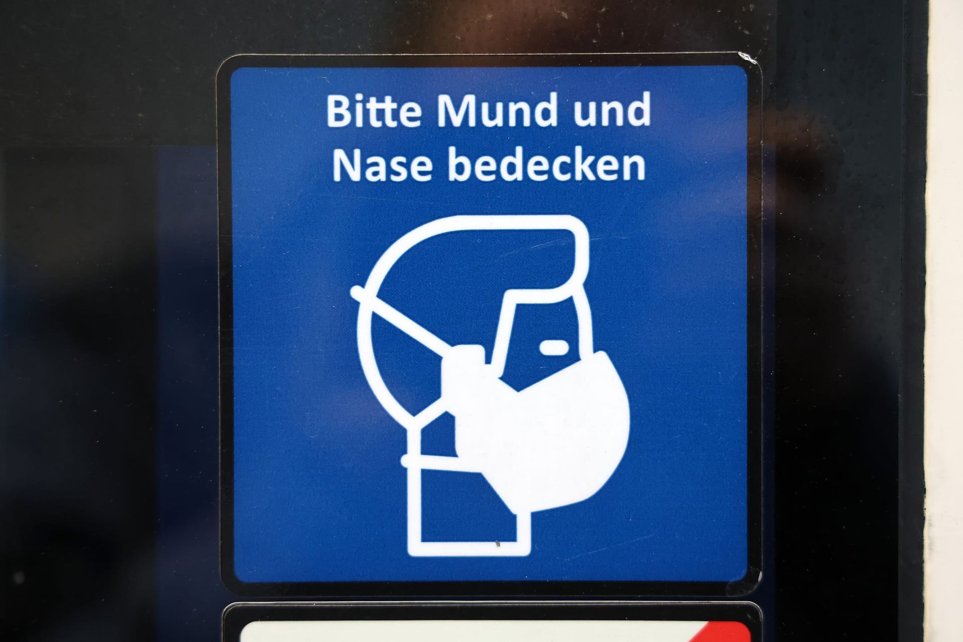 Ein Piktogramm mit dem Hinweis auf die Maskenpflicht (Symbolbild): In NRW läuft am Mittwoch die Corona-Schutzvordnung aus.