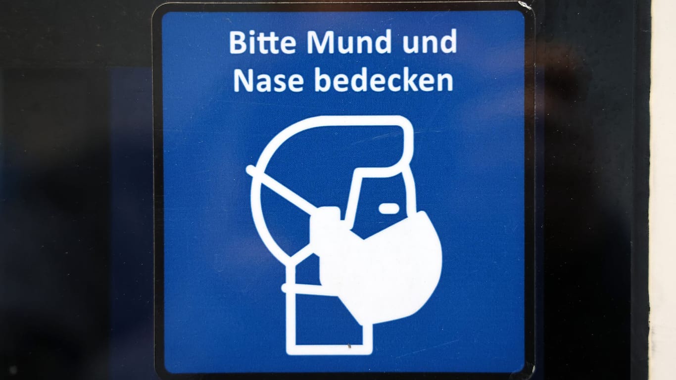 Ein Piktogramm mit dem Hinweis auf die Maskenpflicht (Symbolbild): In NRW läuft am Mittwoch die Corona-Schutzvordnung aus.