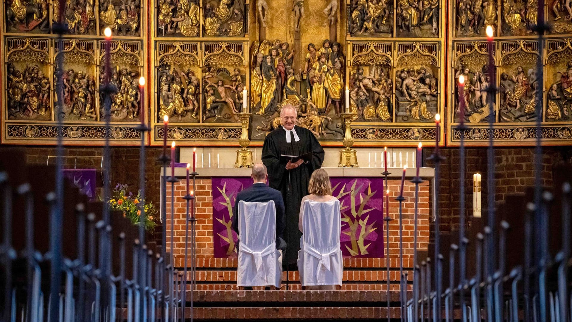 Pastor Stephan Lackner traut Anne-Marie und Michael Kendelbacher in der Marktkirche in Hannover.