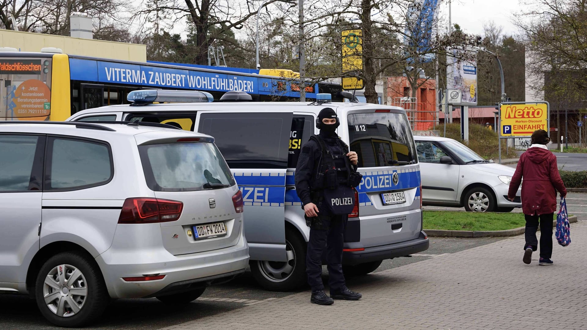 Sondereinsatzkommando vor der Netto-Filiale auf der Fischhausstraße: Die Einsatzkräfte waren knapp zwei Stunden vor Ort. Sondereinsatzkommando vor der Netto-Filiale auf der Fischhausstraße: Die Einsatzkräfte waren knapp zwei Stunden vor Ort.