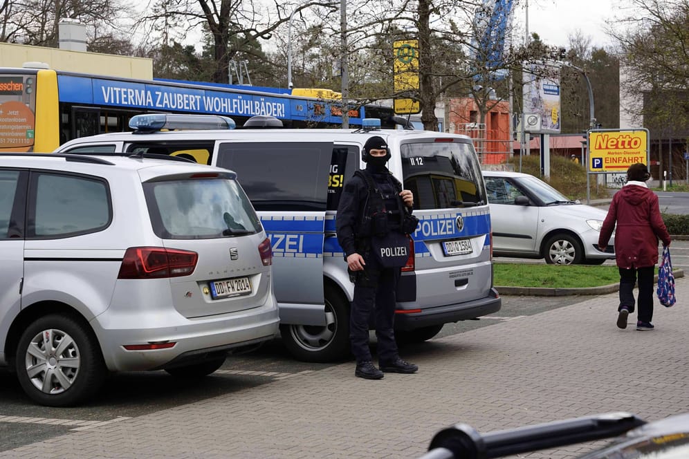 Sondereinsatzkommando vor der Netto-Filiale auf der Fischhausstraße: Die Einsatzkräfte waren knapp zwei Stunden vor Ort.