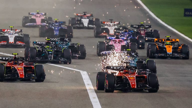 Die Formel-1-Boliden beim Start in Bahrain: Schon in Baku könnte es zu Änderungen kommen.