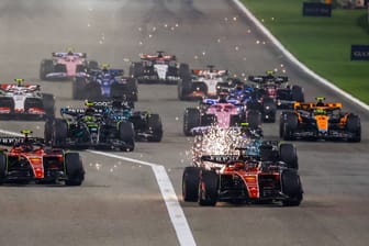 Die Formel-1-Boliden beim Start in Bahrain: Schon in Baku könnte es zu Änderungen kommen.