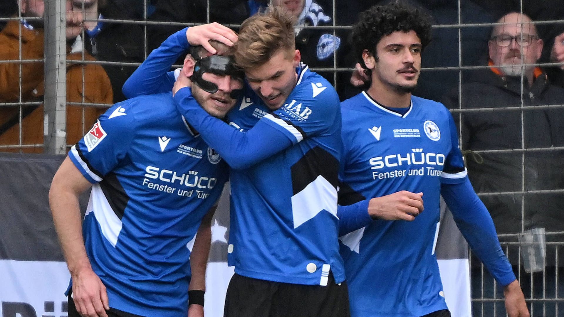 Jubel nach dem Tor zum 3:1 durch Fabian Klos: Bielefeld setzte sich gegen Tabellenführer Darmstadt durch.