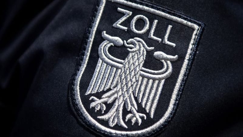 Das Zoll-Abzeichen auf der Uniform eines Beamten (Archiv): Zoll-Beamten sind in Köln gegen Paketzusteller-Unternehmen vorgegangen. Das Zoll-Abzeichen auf der Uniform eines Beamten (Archiv): Zoll-Beamten sind in Köln gegen Paketzusteller-Unternehmen vorgegangen.