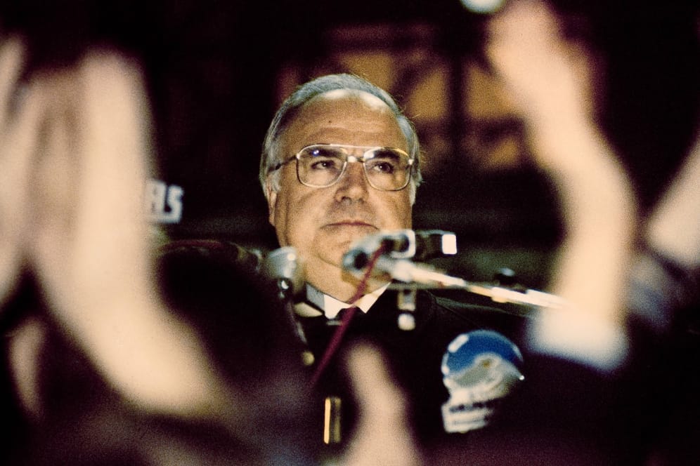 Nach ihm soll ein Platz in der Hauptstadt benannt werden: Bundeskanzler Helmut Kohl Deutschland/CDU während einer Rede zum Fall der Berliner Mauer vor dem Rathaus Schöneberg in Berlin-West (Archivbild).