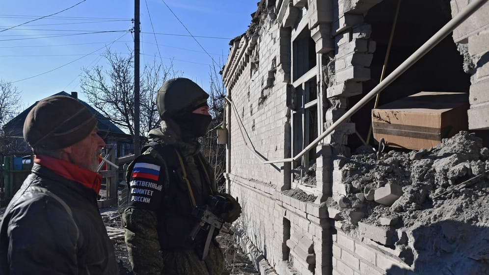 Russisches Militär begutachtet Schäden in Melitopol (Symbolbild): Die Stromversorgung in der von russischen Truppen besetzten Großstadt im Süden der Ukraine ist offiziellen Angaben zufolge ausgefallen.