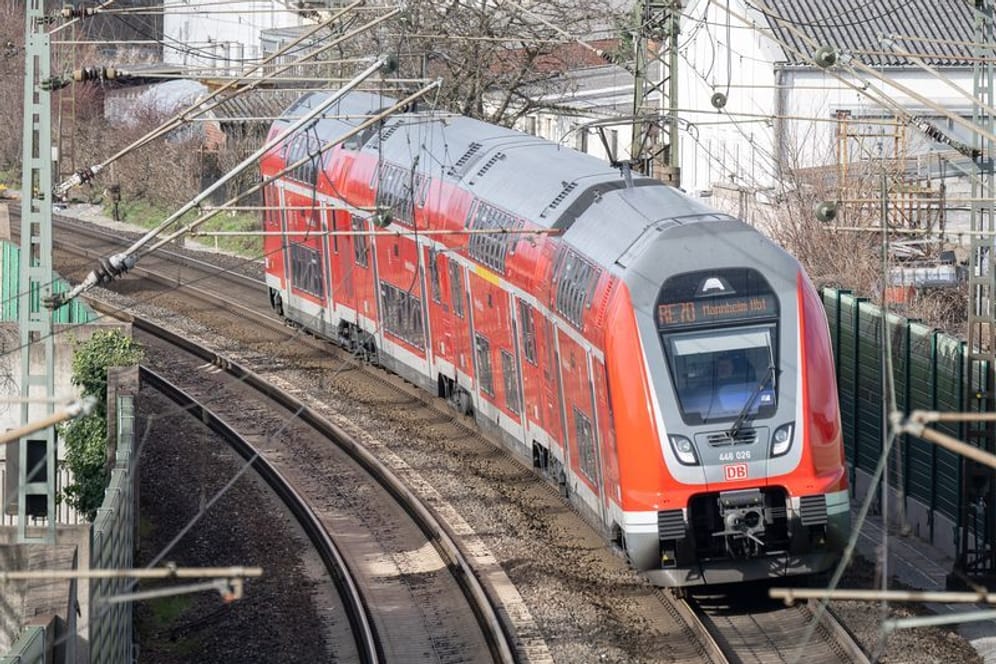 Ein Regional-Express fährt auf der Riedbahn genannten Bahnstrecke Mannheim-Frankfurt am Bahnhof Lampertheim.