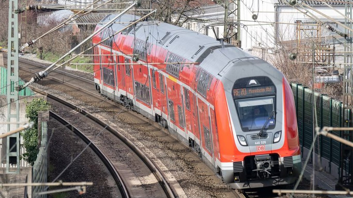 Ein Regional-Express fährt auf der Riedbahn genannten Bahnstrecke Mannheim-Frankfurt am Bahnhof Lampertheim.