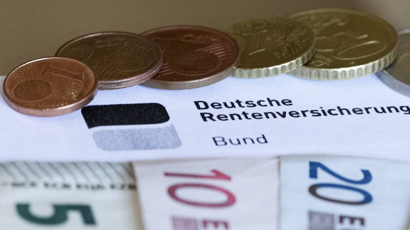 Rentenbescheid mit Geldscheinen und Euromünzen (Symbolbild): Die Rente mit 63 ist ein beliebtes Modell, um früher in Altersrente zu gehen.