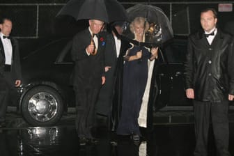 Damals noch Prinz Charles und Camilla im Regen (Archivbild): Dieses Wetter erwartet das Königspaar in Berlin.