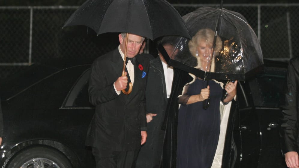 Damals noch Prinz Charles und Camilla im Regen (Archivbild): Dieses Wetter erwartet das Königspaar in Berlin.