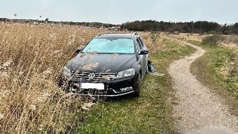 Der schwarze VW Passat stand auf einem Feldweg auf Sylt: Darin wurde ein toter Mann gefunden.