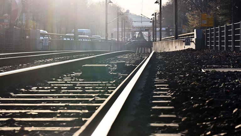 Straßenbahnschienen laufen ins Leere (Symbolbild): Ähnlich viel dürfte auf den Gleisen Baden-Württembergs am Montag während des großen Streiks los sein.