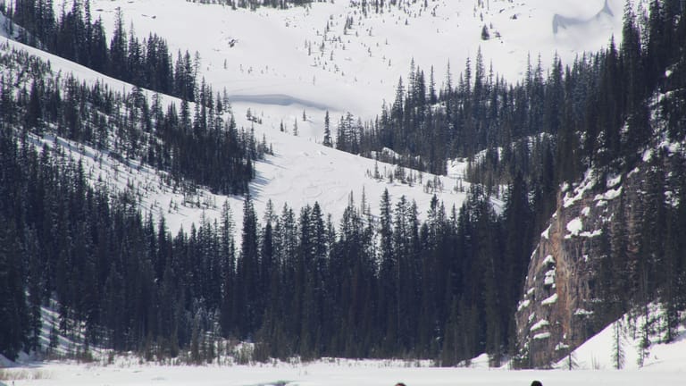 Verschneite Berge in den Rocky Mountains: In Kanada sind drei Deutsche von einer Lawine erfasst worden.