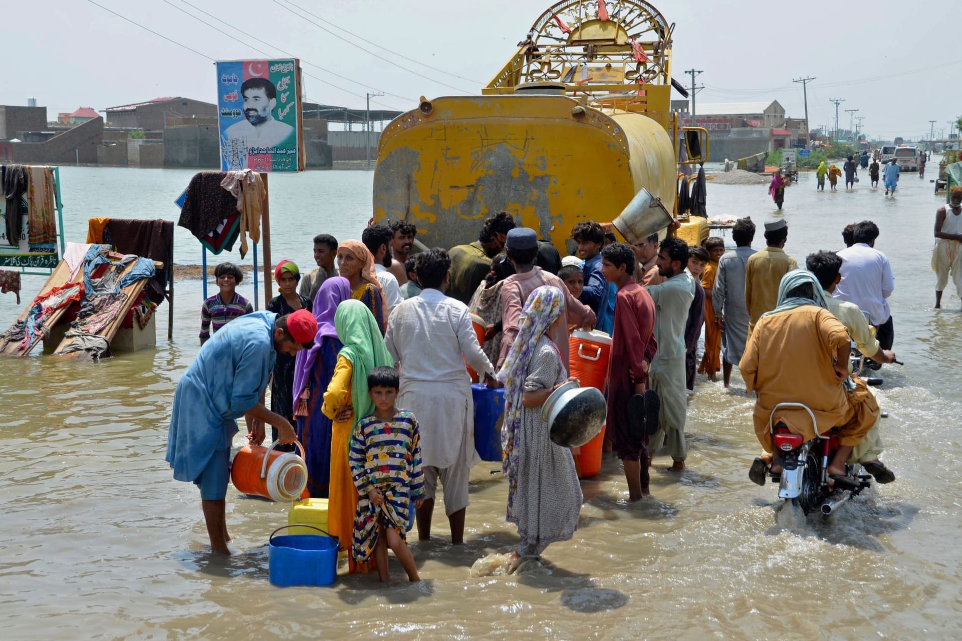 Pakistan: Auch sechs Monate nach der Flutkatastrophe haben Millionen Menschen keinen Zugang zu sauberem Trinkwasser.