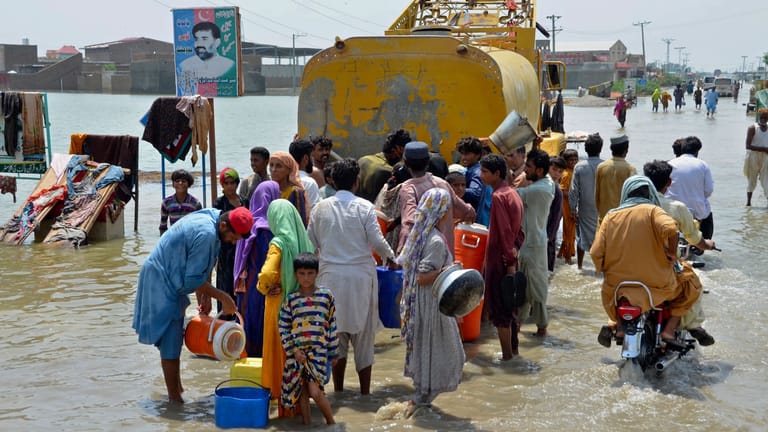 Pakistan: Auch sechs Monate nach der Flutkatastrophe haben Millionen Menschen keinen Zugang zu sauberem Trinkwasser.