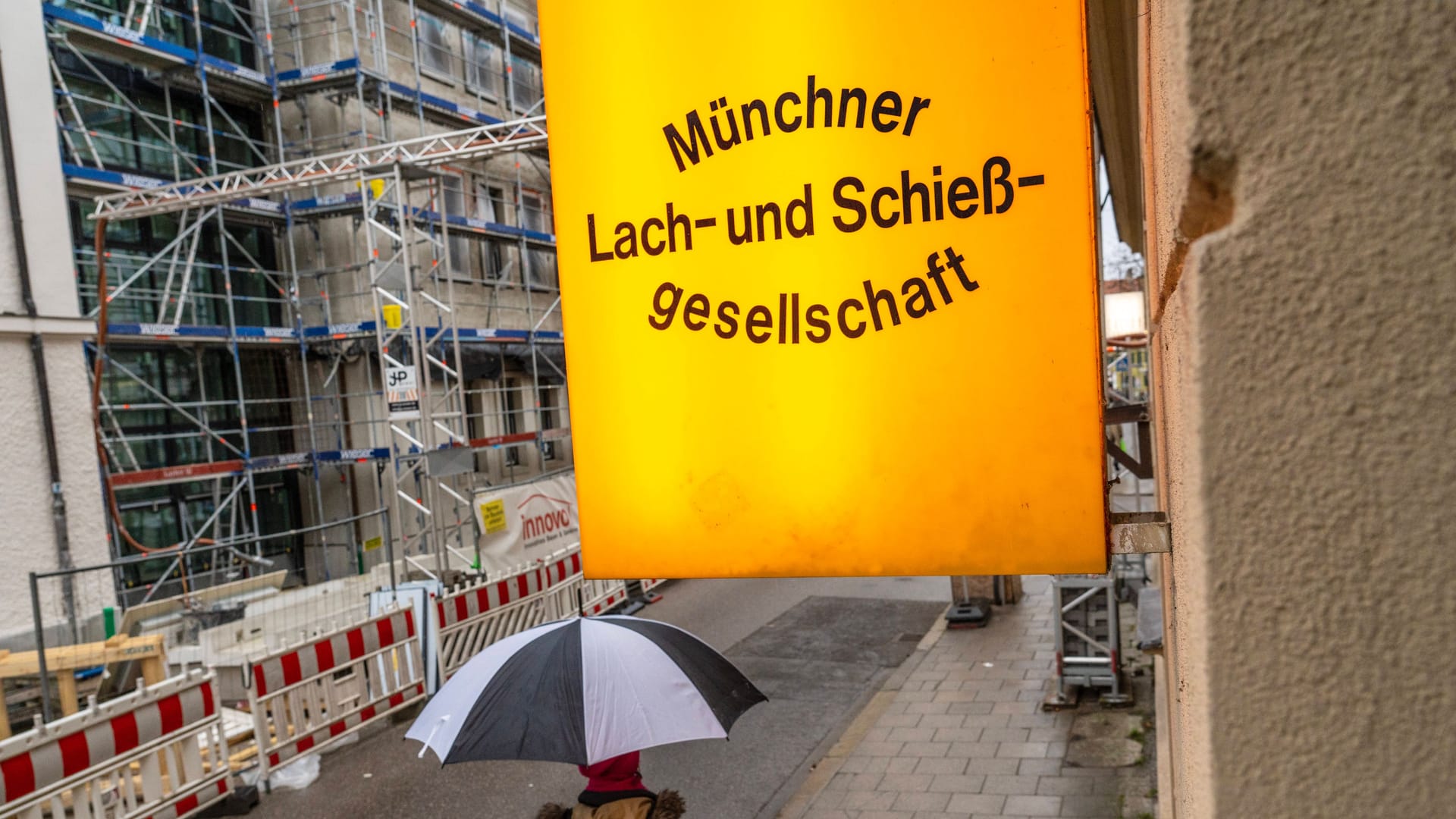 Schild über dem Eingang Lach- und Schießgesellschaft in München-Schwabing (Archivbild): Aktuell läuft ein Insolvenzverfahren, der Spielbetrieb ist eingestellt.