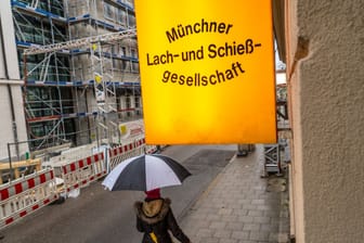Schild über dem Eingang Lach- und Schießgesellschaft in München-Schwabing (Archivbild): Aktuell läuft ein Insolvenzverfahren, der Spielbetrieb ist eingestellt.