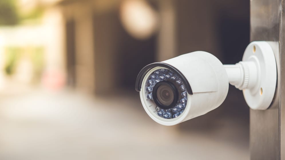 Die besten Überwachungskameras: Eine Kamera am Haus schreckt Einbrecher ab.