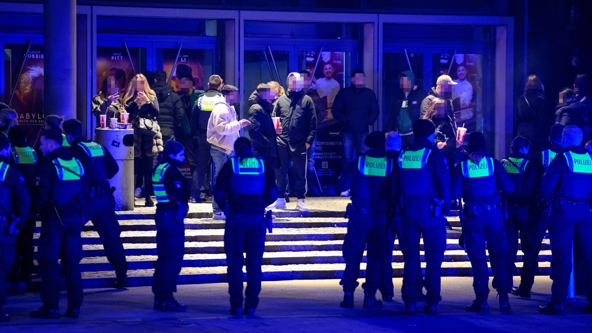 Zahlreiche Polizeibeamte haben den Eingang des Kinos umstellt: Wegen einer mutmaßlichen Massenschlägerei wurden sie zum Dammtordamm alarmiert. Zahlreiche Polizeibeamte haben den Eingang des Kinos umstellt: Wegen einer mutmaßlichen Massenschlägerei wurden sie zum Dammtordamm alarmiert.
