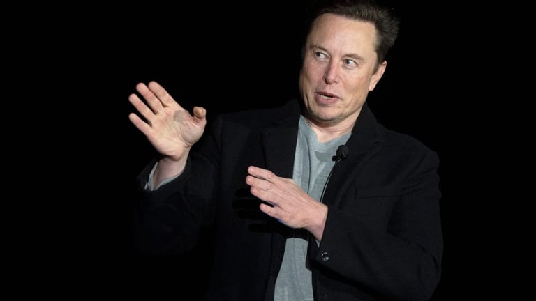 Umstrittene Entscheidung Mit einem Bezahl-Modell will Elon Musk Twitter vor KI-Schwärme schützen.