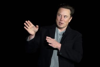 Umstrittene Entscheidung Mit einem Bezahl-Modell will Elon Musk Twitter vor KI-Schwärme schützen.