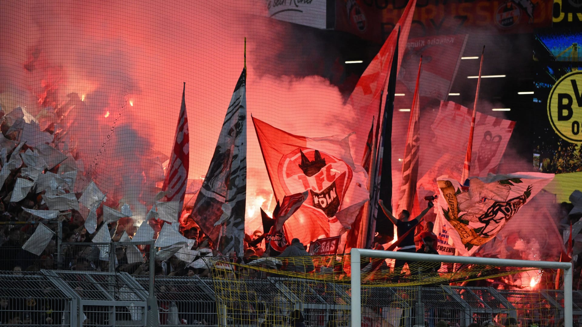 Bengalos und Rauchbomben im Kölner Gästefanblock beim Spiel gegen den BVB: Durch die Pyrotechnik wurde ein Kameramann verletzt. Bengalos und Rauchbomben im Kölner Gästefanblock beim Spiel gegen den BVB: Durch die Pyrotechnik wurde ein Kameramann verletzt.