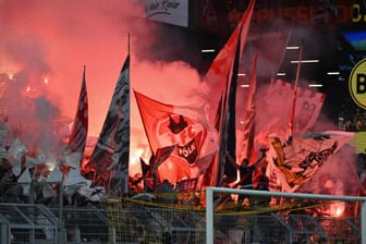 Bengalos und Rauchbomben im Kölner Gästefanblock beim Spiel gegen den BVB: Durch die Pyrotechnik wurde ein Kameramann verletzt.