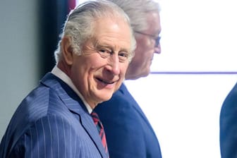 König Charles III.: Er besuchte gemeinsam mit deutschen Politikern das Geflüchteten-Zentrum im ehemaligen Flughafen Berlin-Tegel.