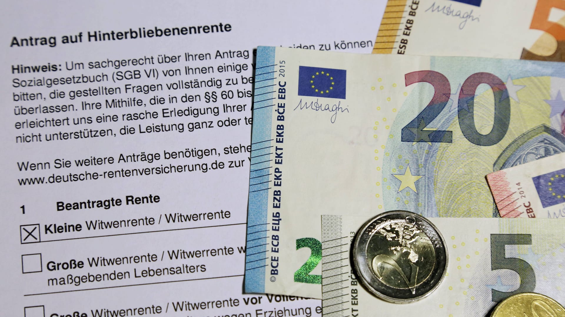 Antrag auf Hinterbliebenenrente (Symbolbild): Witwenrente und eigene Rente werden miteinander verrechnet.