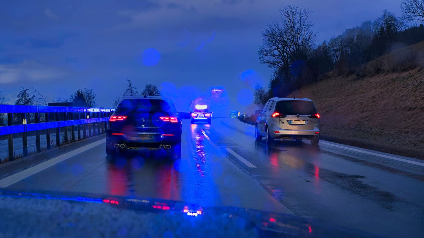Eine Streife der Polizei mit Blaulicht auf einer Autobahn (Symbolfoto): Der Fahrer verweigerte einen Alkoholtest.