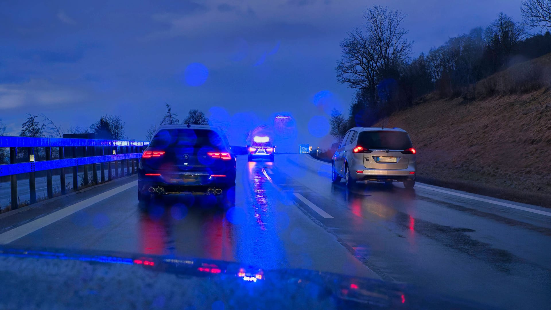 Eine Streife der Polizei mit Blaulicht auf einer Autobahn (Symbolfoto): Der Fahrer verweigerte einen Alkoholtest. Eine Streife der Polizei mit Blaulicht auf einer Autobahn (Symbolfoto): Der Fahrer verweigerte einen Alkoholtest.