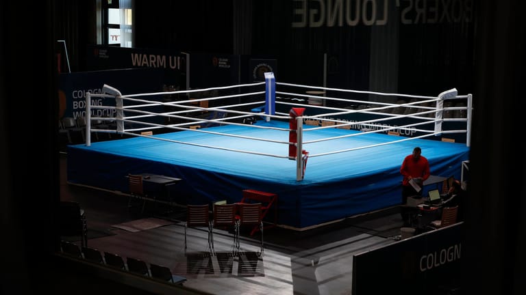 Ein aufgebauter Boxring in einer Halle (Symbolfoto): Die Polizei sucht Zeugen des Vorfalls.