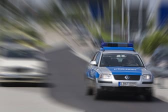 Einsatzwagen der Polizei in Brandenburg: Die Polizei hat einen Mann erschossen.